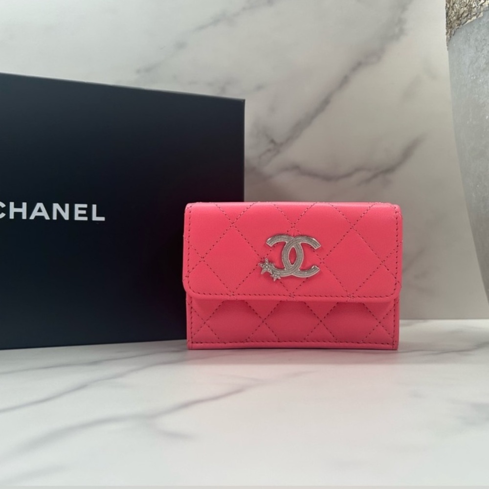 👛👛👛👛NEW! RARE!! CHANEL • Quilted
Calfskin Crystal CC Compact Wallet